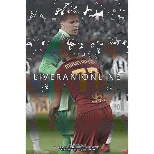 Torino 17.10.2021 Stadio Allianz Stadium ©Alessandro Falzone/Agenzia Aldo Liverani Juventus vs Roma Serie A Tim 2021/2022 Nella foto : Wojciech Szczesny-Henrikh Mkhitaryan