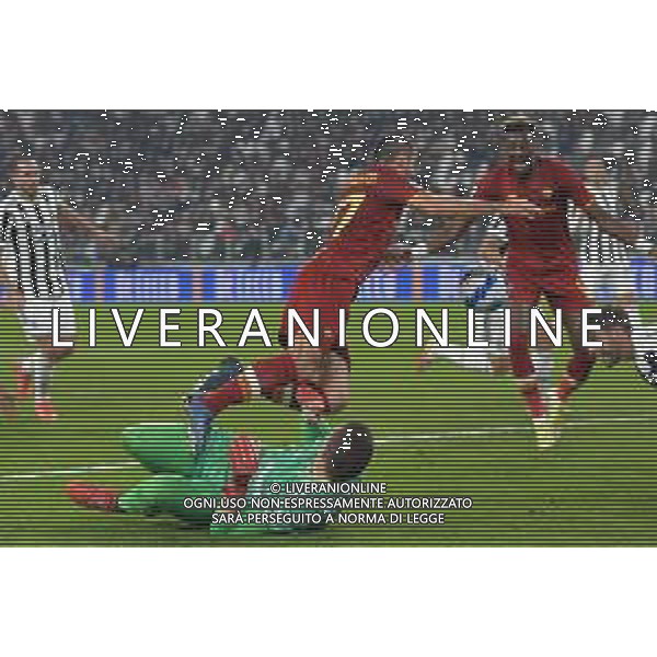 Torino 17.10.2021 Stadio Allianz Stadium ©Alessandro Falzone/Agenzia Aldo Liverani Juventus vs Roma Serie A Tim 2021/2022 Nella foto : Azione del fallo di Wojciech Szczesny su Henrikh Mkhitaryan sanzionato con il calcio di rigore