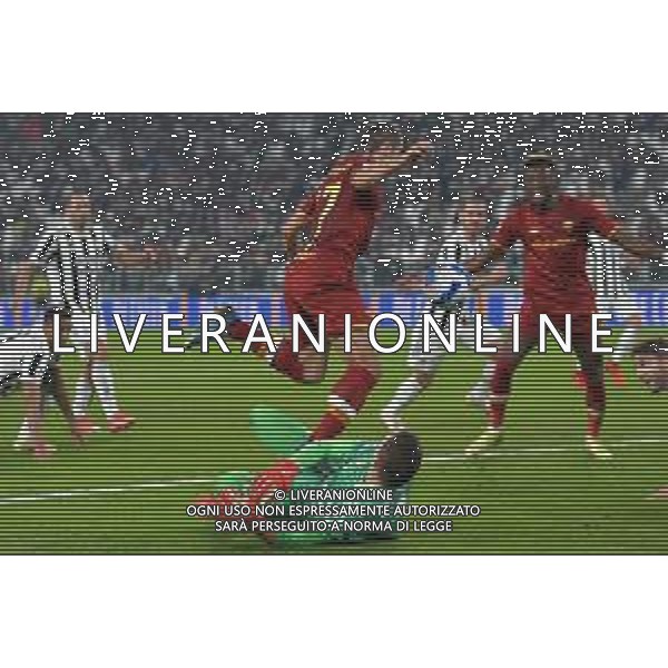 Torino 17.10.2021 Stadio Allianz Stadium ©Alessandro Falzone/Agenzia Aldo Liverani Juventus vs Roma Serie A Tim 2021/2022 Nella foto : Azione del fallo di Wojciech Szczesny su Henrikh Mkhitaryan sanzionato con il calcio di rigore