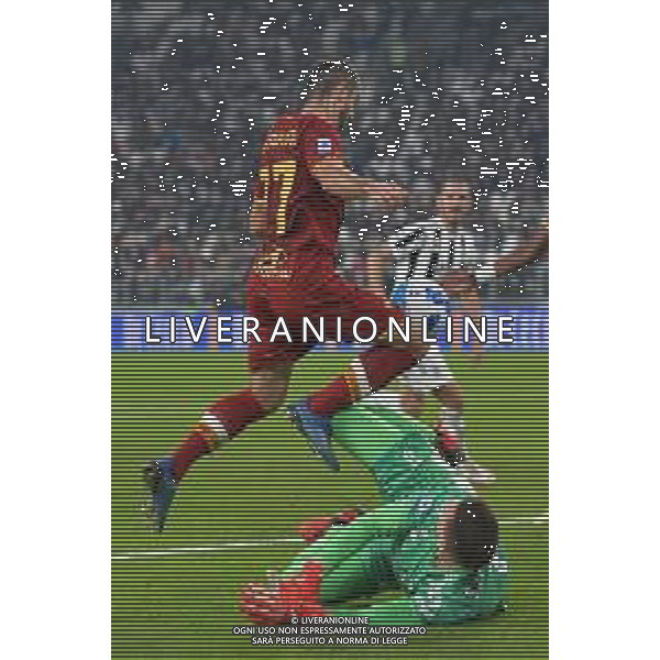 Torino 17.10.2021 Stadio Allianz Stadium ©Alessandro Falzone/Agenzia Aldo Liverani Juventus vs Roma Serie A Tim 2021/2022 Nella foto : Fallo di Wojciech Szczesny su Henrikh Mkhitaryan sanzionato con il calcio di rigore