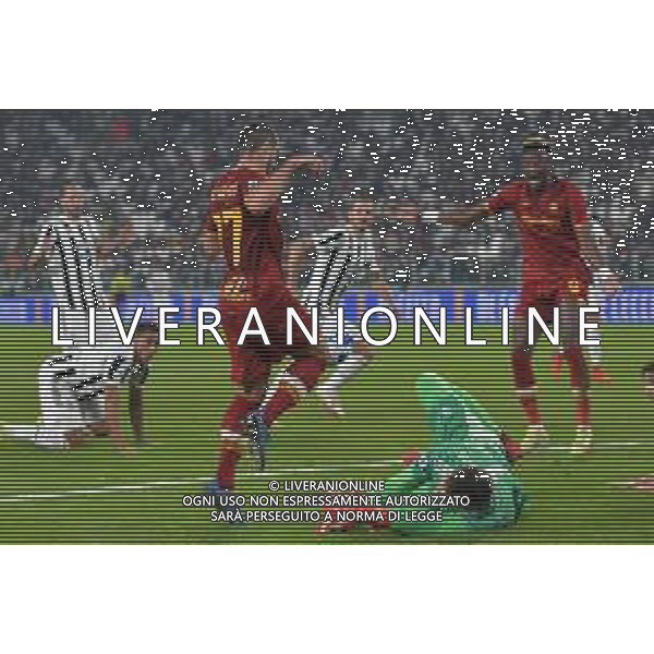 Torino 17.10.2021 Stadio Allianz Stadium ©Alessandro Falzone/Agenzia Aldo Liverani Juventus vs Roma Serie A Tim 2021/2022 Nella foto : Azione del fallo di Wojciech Szczesny su Henrikh Mkhitaryan sanzionato con il calcio di rigore
