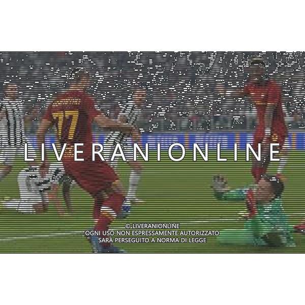 Torino 17.10.2021 Stadio Allianz Stadium ©Alessandro Falzone/Agenzia Aldo Liverani Juventus vs Roma Serie A Tim 2021/2022 Nella foto : Azione del fallo di Wojciech Szczesny su Henrikh Mkhitaryan sanzionato con il calcio di rigore