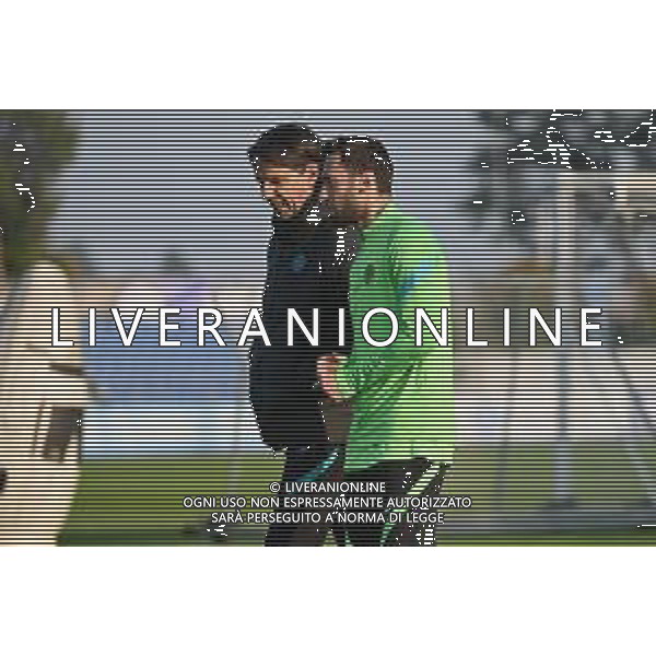 ¬© TVRG Allenamento Inter nella foto l\'allenatore Simone Inzaghi e Hakan Calhanoglu Appiano Gentile (CO) 18-10-2021 Centro sportivo Suning in memoria di Angelo Moratti Allenamento dell\'Inter in preparazione della gara contro lo Sheriff Tiraspol valevole per la 3a giornata del gruppo D della fase a gironi della UEFA Champions League foto Roberto Garavaglia/ag. Aldo Liverani sas/AGENZIA ALDO LIVERANI SAS