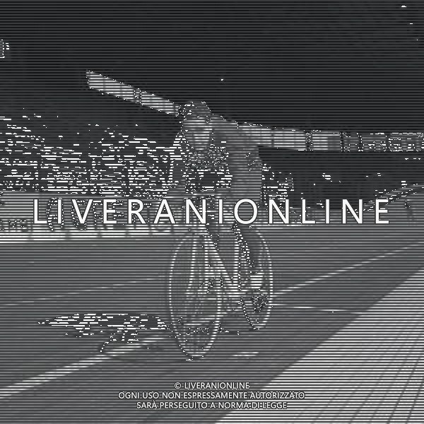 RETROSPETTIVA ROGER RIVIERE CICLISTA NELLA FOTO ROGER RIVIERE AL VELODROMO VIGORELLI PER IL RECORD DELL\'ORA 20-09-1958 AG ALDO LIVERANI SAS