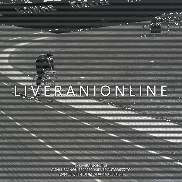 RETROSPETTIVA ROGER RIVIERE CICLISTA NELLA FOTO ROGER RIVIERE AL VELODROMO VIGORELLI PER IL RECORD DELL\'ORA 20-09-1958 AG ALDO LIVERANI SAS
