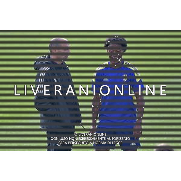 Torino 19.10.2021 Juventus Centre Continassa Allenamento rifinitura Champions League 2021/2022 ©Manuela Viganti/Ag. Aldo Liverani sas Nella foto: massimiliano allegri e juan cuadrado ©VIGANTI/AGENZIA ALDO LIVERANI SAS