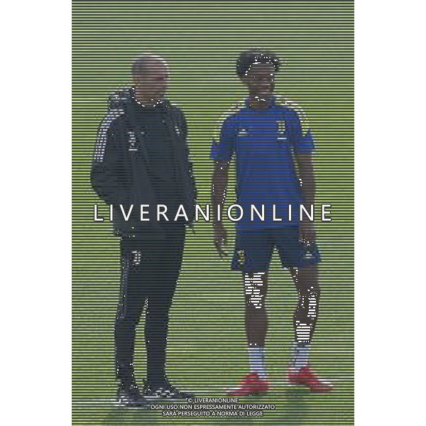 Torino 19.10.2021 Juventus Centre Continassa Allenamento rifinitura Champions League 2021/2022 ©Manuela Viganti/Ag. Aldo Liverani sas Nella foto: massimiliano allegri e juan cuadrado ©VIGANTI/AGENZIA ALDO LIVERANI SAS