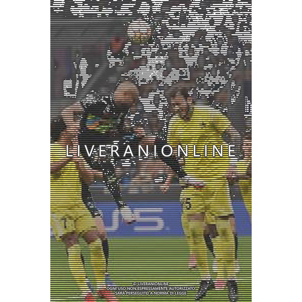 Arturo Vidal (Inter) e Gustavo Dulanto (Sheriff Tiraspol) Inter vs Sheriff Tiraspol UEFA Champions League fase a gironi 3a giornata - gruppo D Milano 19-10-2021 Stadio Giuseppe Meazza - San Siro foto Roberto Garavaglia/ag. Aldo Liverani sas /AGENZIA ALDO LIVERANI SAS