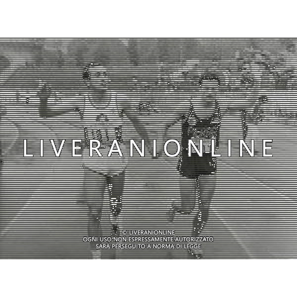 RETROSPETTIVA PIER FRANCESCO PAVONI ATLETICA NELLA FOTO PIER FRANCESCO PAVONI CON PIETRO MENNEA ALL\'ARENA CIVICA DI MILANO AG ALDO LIVERANI SAS