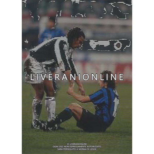 RETROSPETTIVA EDGAR DAVIDS CALCIATORE NELLA FOTO EDGAR DAVIDS CON LA MAGLIA DELLA JUVENTUS E BENOIT CAUET AG ALDO LIVERANI SAS
