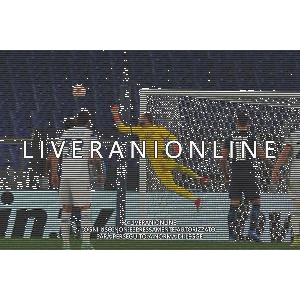Lazio vs Marsiglia Europa League - 3 giornata Stadio Olimpico - Roma 21-10-2021 nella foto Pau Lopez si oppone a Milinkovic FOTO FEDERICO GAETANO-AG ALDO LIVERANI SAS