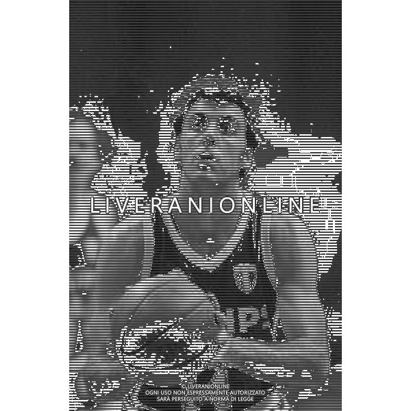 RETROSPETTIVA PIERO MONTECCHI CESTISTA GIOCATORE PALLACANESTRO NELLA FOTO CON LA MAGLIA DELLA PHILIPS MILANO CAMPIONATO BASKET 1989-1990 ©ARCHIVIO AG. ALDO LIVERANI SAS