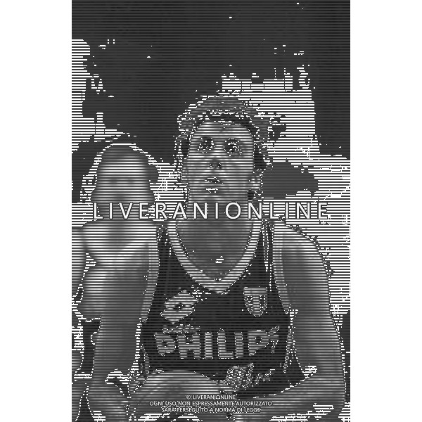 RETROSPETTIVA PIERO MONTECCHI CESTISTA GIOCATORE PALLACANESTRO NELLA FOTO CON LA MAGLIA DELLA PHILIPS MILANO CAMPIONATO BASKET 1989-1990 ©ARCHIVIO AG. ALDO LIVERANI SAS