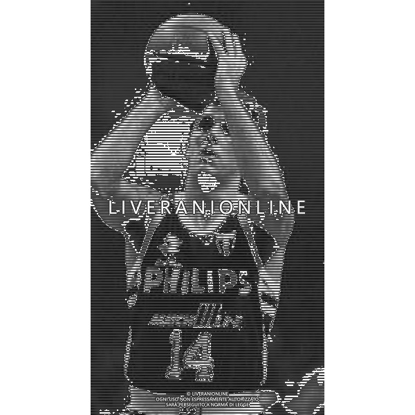 RETROSPETTIVA PIERO MONTECCHI CESTISTA GIOCATORE PALLACANESTRO NELLA FOTO CON LA MAGLIA DELLA PHILIPS MILANO CAMPIONATO BASKET 1989-1990 ©ARCHIVIO AG. ALDO LIVERANI SAS