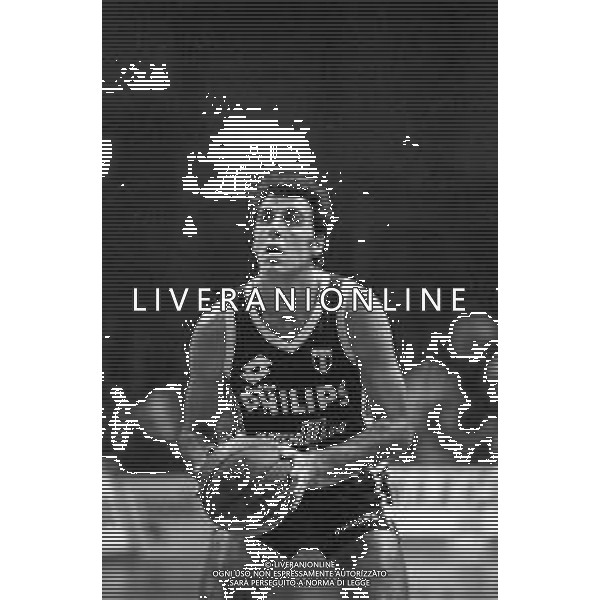 RETROSPETTIVA PIERO MONTECCHI CESTISTA GIOCATORE PALLACANESTRO NELLA FOTO CON LA MAGLIA DELLA PHILIPS MILANO CAMPIONATO BASKET 1989-1990 ©ARCHIVIO AG. ALDO LIVERANI SAS