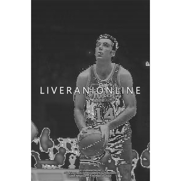 RETROSPETTIVA PIERO MONTECCHI CESTISTA GIOCATORE PALLACANESTRO NELLA FOTO CON LA MAGLIA DELLA PHILIPS MILANO CAMPIONATO BASKET 1992 ©ARCHIVIO AG. ALDO LIVERANI SAS