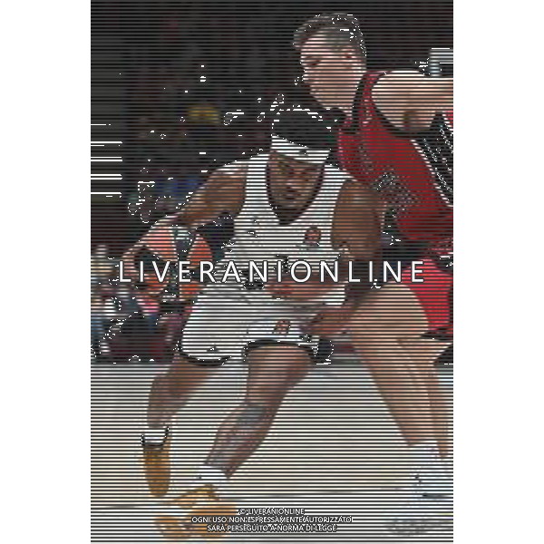 ¬© TVRG Chris Jones (Lyon-Villeurbanne) e sulla DX Kaleb Tarczewski (Milano) AX Armani Exchange Milano vs LDLC ASVEL Lyon-Villeurbanne Turkish Ailines EuroLeague - 5a giornata regular season Assago (MI) 21-10-2021 Mediolanum Forum foto Roberto Garavaglia/ag. Aldo Liverani sas/AGENZIA ALDO LIVERANI SAS