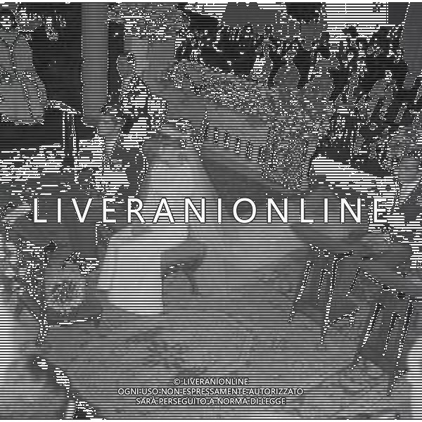 RETROPETTIVA GUY BORBONE PARMA REALI NELLA FOTO GUY BORBONE PARMA MATRIMONIO A NIZZA IN CHIESA CON LA MOGLIE BRIGITTE PEU-DUVALLON IL GIORNO 11-07-1964 AG ALDO LIVERANI SAS