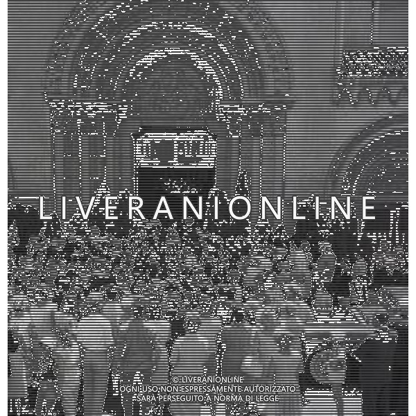 RETROPETTIVA GUY BORBONE PARMA REALI NELLA FOTO GUY BORBONE PARMA MATRIMONIO A NIZZA IN CHIESA CON LA MOGLIE BRIGITTE PEU-DUVALLON IL GIORNO 11-07-1964 AG ALDO LIVERANI SAS