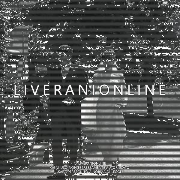 RETROPETTIVA GUY BORBONE PARMA REALI NELLA FOTO GUY BORBONE PARMA MATRIMONIO A NIZZA IN CHIESA CON LA MOGLIE BRIGITTE PEU-DUVALLON IL GIORNO 11-07-1964 AG ALDO LIVERANI SAS