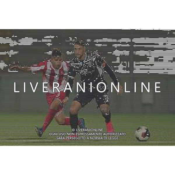 Salvatore Caturano (C) contrastato da Angelo Ndrecka (T) durante la gara di Lega Pro girone B tra Teramo Calcio e Cesena presso lo stadio Gaetano Bonolis il 23 Ottobre 2021 a Teramo. (Photo: Danilo Di Giovanni) ©Danilo di Giovanni/AGENZIA ALDO LIVERANI SAS