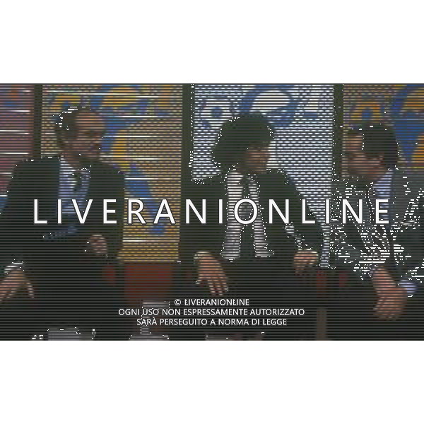RETROSPETTIVA DIEGO ARMANDO MARADONA CALCIATORE NELLA FOTO DIEGO ARMANDO MARADONA CON SANDRO MAZZOLA E IL DIRETTORE DELLA GAZZETTA DELLO SPORT CANDIDO CANNAVO ANNO 1985-1986 ALLA TRASMISSIONE TELEVISIVA “EUROCALCIO“ AG ALDO LIVERANI SAS
