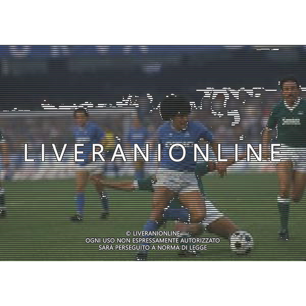 RETROSPETTIVA DIEGO ARMANDO MARADONA CALCIATORE NELLA FOTO DIEGO ARMANDO MARADONA CON LA MAGLIA DEL NAPOLI CALCIO AG ALDO LIVERANI SAS