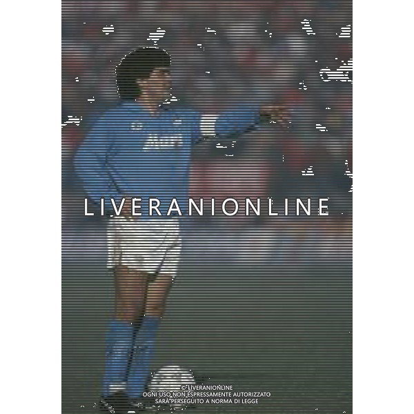 RETROSPETTIVA DIEGO ARMANDO MARADONA CALCIATORE NELLA FOTO DIEGO ARMANDO MARADONA CON LA MAGLIA DEL NAPOLI CALCIO AG ALDO LIVERANI SAS