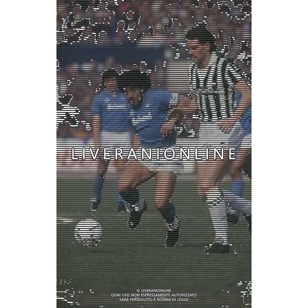 RETROSPETTIVA DIEGO ARMANDO MARADONA CALCIATORE NELLA FOTO DIEGO ARMANDO MARADONA CON LA MAGLIA DEL NAPOLI CALCIO E SERGIO BRIO AG ALDO LIVERANI SAS
