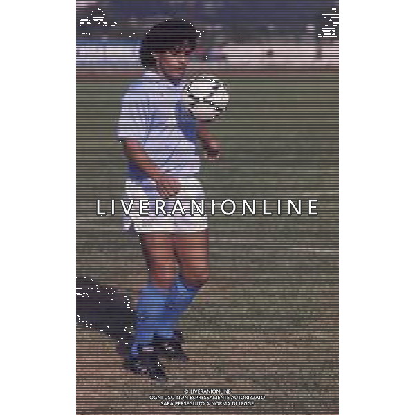 RETROSPETTIVA DIEGO ARMANDO MARADONA CALCIATORE NELLA FOTO DIEGO ARMANDO MARADONA CON LA MAGLIA DEL NAPOLI CALCIO AG ALDO LIVERANI SAS