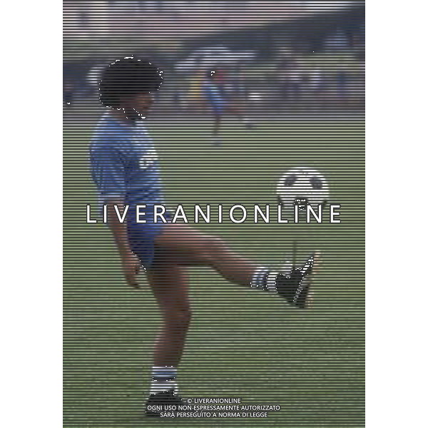 RETROSPETTIVA DIEGO ARMANDO MARADONA CALCIATORE NELLA FOTO DIEGO ARMANDO MARADONA CON LA MAGLIA DEL NAPOLI CALCIO IN RITIRO A CASTEL DEL PIANO ANNO 1984 AG ALDO LIVERANI SAS