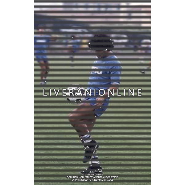 RETROSPETTIVA DIEGO ARMANDO MARADONA CALCIATORE NELLA FOTO DIEGO ARMANDO MARADONA CON LA MAGLIA DEL NAPOLI CALCIO IN RITIRO A CASTEL DEL PIANO ANNO 1984 AG ALDO LIVERANI SAS