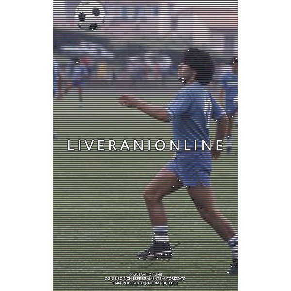 RETROSPETTIVA DIEGO ARMANDO MARADONA CALCIATORE NELLA FOTO DIEGO ARMANDO MARADONA CON LA MAGLIA DEL NAPOLI CALCIO IN RITIRO A CASTEL DEL PIANO ANNO 1984 AG ALDO LIVERANI SAS