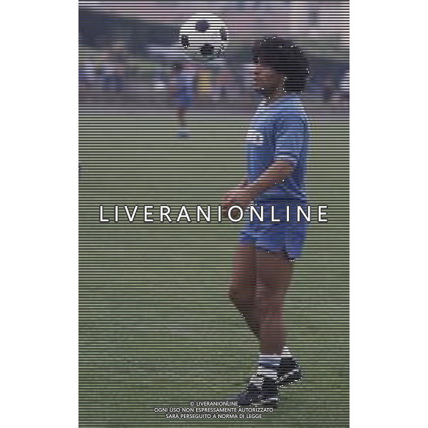 RETROSPETTIVA DIEGO ARMANDO MARADONA CALCIATORE NELLA FOTO DIEGO ARMANDO MARADONA CON LA MAGLIA DEL NAPOLI CALCIO IN RITIRO A CASTEL DEL PIANO ANNO 1984 AG ALDO LIVERANI SAS