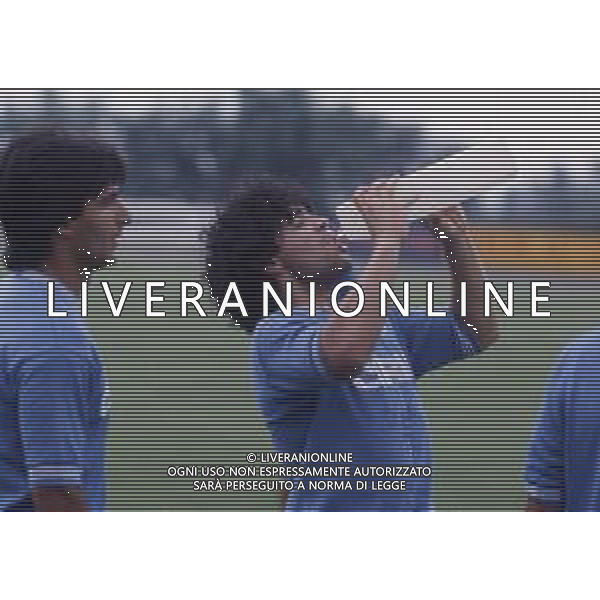 RETROSPETTIVA DIEGO ARMANDO MARADONA CALCIATORE NELLA FOTO DIEGO ARMANDO MARADONA CON LA MAGLIA DEL NAPOLI CALCIO IN RITIRO A CASTEL DEL PIANO ANNO 1984 AG ALDO LIVERANI SAS