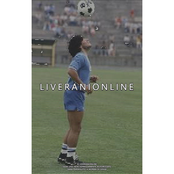 RETROSPETTIVA DIEGO ARMANDO MARADONA CALCIATORE NELLA FOTO DIEGO ARMANDO MARADONA CON LA MAGLIA DEL NAPOLI CALCIO IN RITIRO A CASTEL DEL PIANO ANNO 1984 AG ALDO LIVERANI SAS
