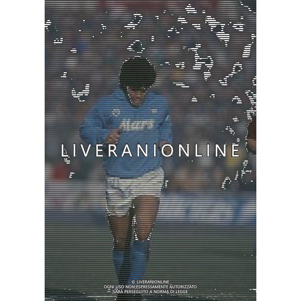 RETROSPETTIVA DIEGO ARMANDO MARADONA CALCIATORE NELLA FOTO DIEGO ARMANDO MARADONA CON LA MAGLIA DEL NAPOLI CALCIO AG ALDO LIVERANI SAS