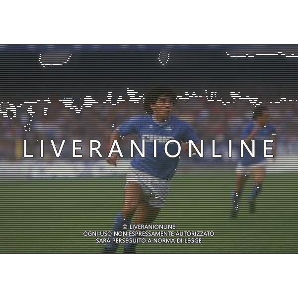 RETROSPETTIVA DIEGO ARMANDO MARADONA CALCIATORE NELLA FOTO DIEGO ARMANDO MARADONA CON LA MAGLIA DEL NAPOLI CALCIO AG ALDO LIVERANI SAS