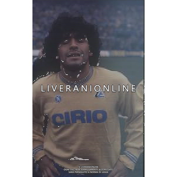 RETROSPETTIVA DIEGO ARMANDO MARADONA CALCIATORE NELLA FOTO DIEGO ARMANDO MARADONA CON LA MAGLIA DEL NAPOLI CALCIO AG ALDO LIVERANI SAS