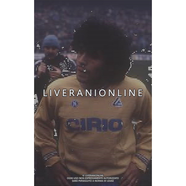 RETROSPETTIVA DIEGO ARMANDO MARADONA CALCIATORE NELLA FOTO DIEGO ARMANDO MARADONA CON LA MAGLIA DEL NAPOLI CALCIO AG ALDO LIVERANI SAS