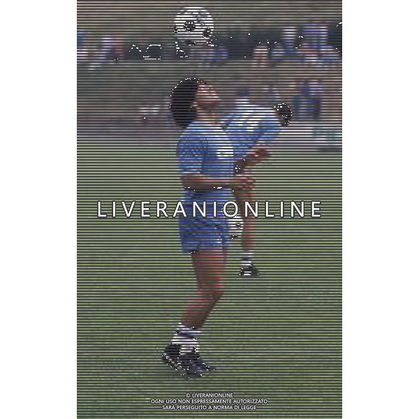 RETROSPETTIVA DIEGO ARMANDO MARADONA CALCIATORE NELLA FOTO DIEGO ARMANDO MARADONA CON LA MAGLIA DEL NAPOLI CALCIO IN RITIRO A CASTEL DEL PIANO ANNO 1984 AG ALDO LIVERANI SAS