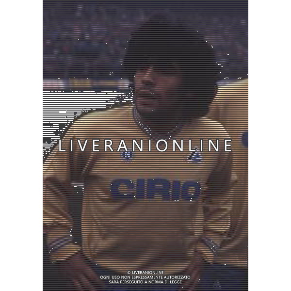 RETROSPETTIVA DIEGO ARMANDO MARADONA CALCIATORE NELLA FOTO DIEGO ARMANDO MARADONA CON LA MAGLIA DEL NAPOLI CALCIO AG ALDO LIVERANI SAS