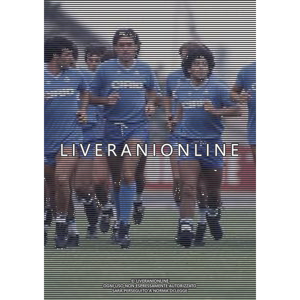 RETROSPETTIVA DIEGO ARMANDO MARADONA CALCIATORE NELLA FOTO DIEGO ARMANDO MARADONA CON LA MAGLIA DEL NAPOLI CALCIO IN RITIRO A CASTEL DEL PIANO ANNO 1984 AG ALDO LIVERANI SAS