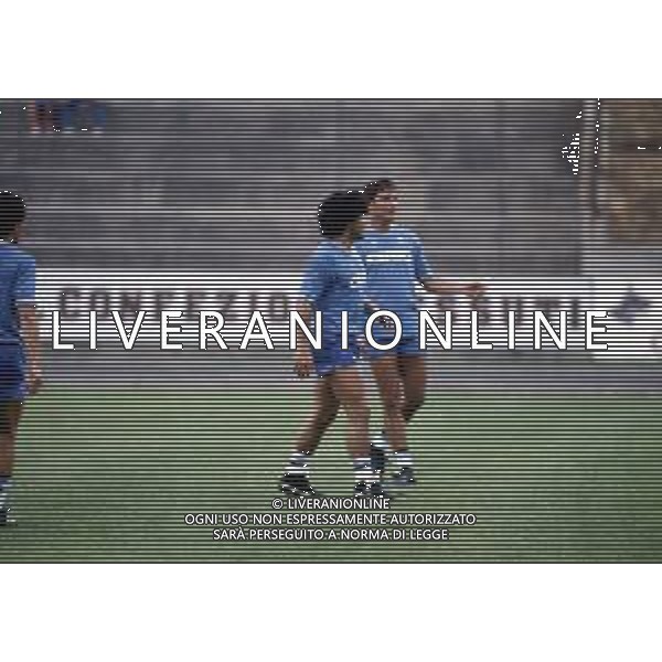 RETROSPETTIVA DIEGO ARMANDO MARADONA CALCIATORE NELLA FOTO DIEGO ARMANDO MARADONA CON LA MAGLIA DEL NAPOLI CALCIO IN RITIRO A CASTEL DEL PIANO ANNO 1984 AG ALDO LIVERANI SAS