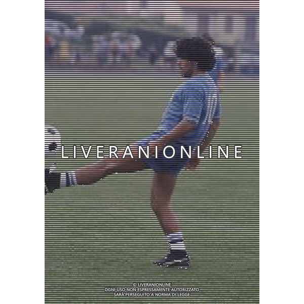 RETROSPETTIVA DIEGO ARMANDO MARADONA CALCIATORE NELLA FOTO DIEGO ARMANDO MARADONA CON LA MAGLIA DEL NAPOLI CALCIO IN RITIRO A CASTEL DEL PIANO ANNO 1984 AG ALDO LIVERANI SAS