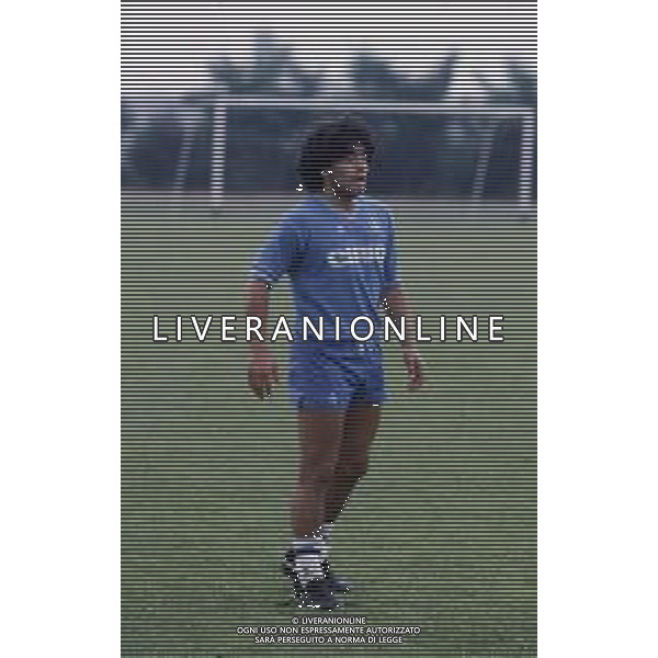 RETROSPETTIVA DIEGO ARMANDO MARADONA CALCIATORE NELLA FOTO DIEGO ARMANDO MARADONA CON LA MAGLIA DEL NAPOLI CALCIO IN RITIRO A CASTEL DEL PIANO ANNO 1984 AG ALDO LIVERANI SAS