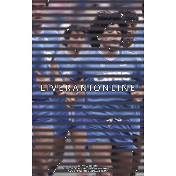 RETROSPETTIVA DIEGO ARMANDO MARADONA CALCIATORE NELLA FOTO DIEGO ARMANDO MARADONA CON LA MAGLIA DEL NAPOLI CALCIO IN RITIRO A CASTEL DEL PIANO ANNO 1984 AG ALDO LIVERANI SAS