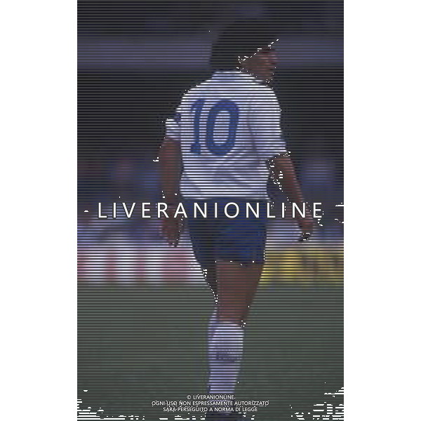 RETROSPETTIVA DIEGO ARMANDO MARADONA CALCIATORE NELLA FOTO DIEGO ARMANDO MARADONA CON LA MAGLIA DEL NAPOLI CALCIO AG ALDO LIVERANI SAS