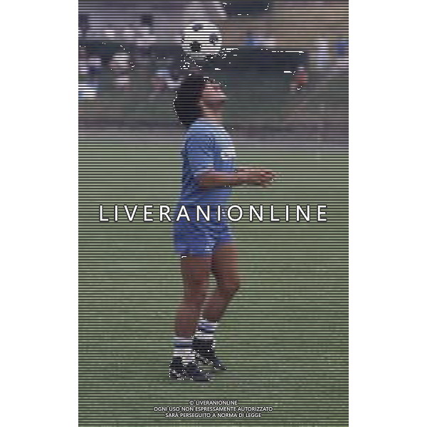 RETROSPETTIVA DIEGO ARMANDO MARADONA CALCIATORE NELLA FOTO DIEGO ARMANDO MARADONA CON LA MAGLIA DEL NAPOLI CALCIO IN RITIRO A CASTEL DEL PIANO ANNO 1984 AG ALDO LIVERANI SAS