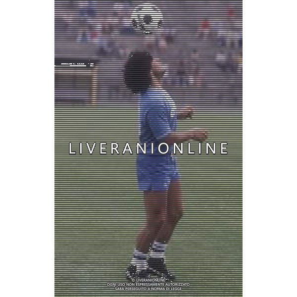 RETROSPETTIVA DIEGO ARMANDO MARADONA CALCIATORE NELLA FOTO DIEGO ARMANDO MARADONA CON LA MAGLIA DEL NAPOLI CALCIO IN RITIRO A CASTEL DEL PIANO ANNO 1984 AG ALDO LIVERANI SAS